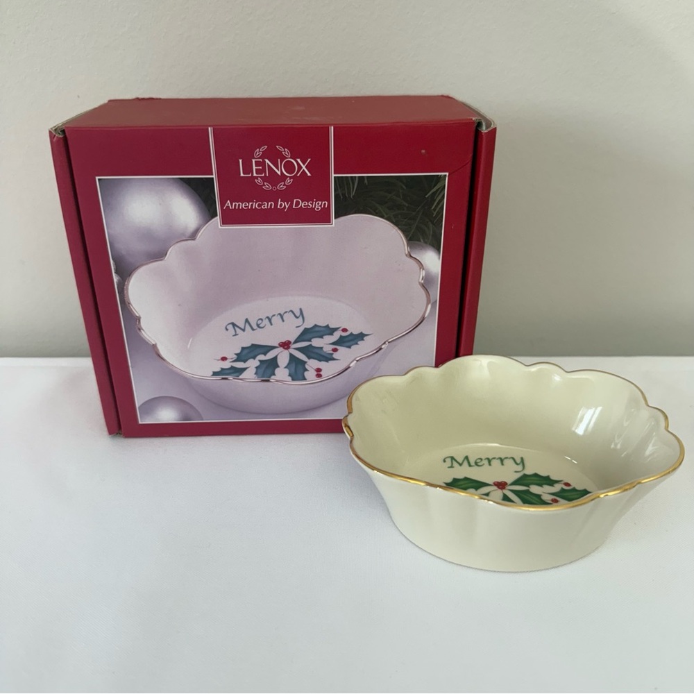 Lenox Holiday “Merry” Oval Fluted Dish Holly & Berries Gold Trim NIB Christmas
